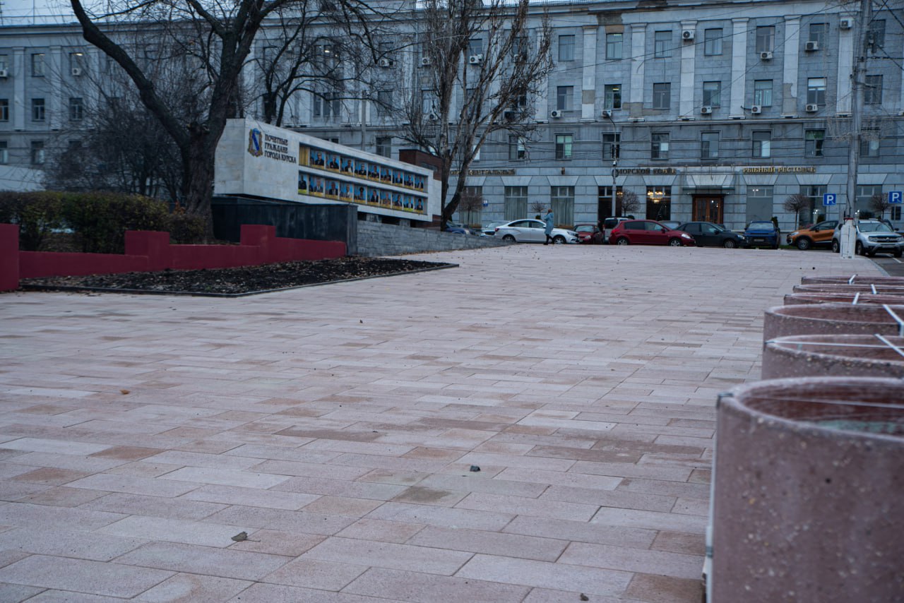 Благоустройство сквера у Главпочтамта на Красной площади подходит к завершению