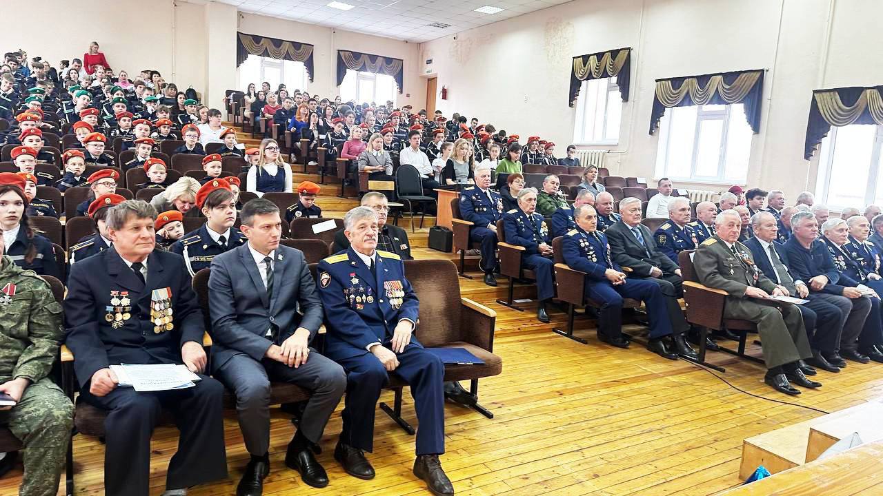 Единая Россия поблагодарила людей, отдавших свою жизнь служению Отечеству Единая Россия поблагодарила людей, отдавших свою жизнь служению Отечеству