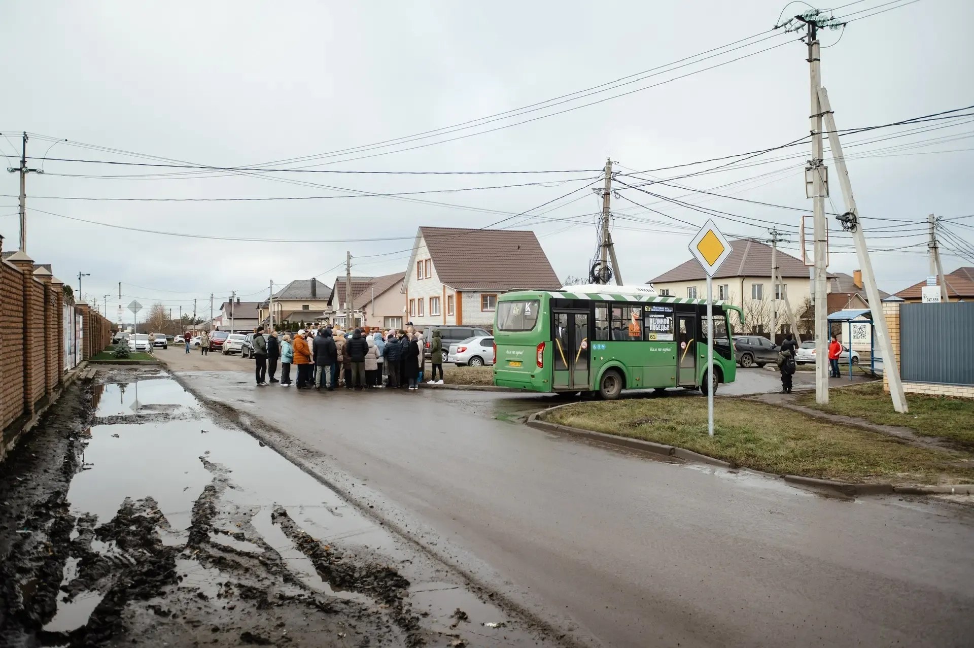 Губернатор Курской области Александр Хинштейн во время объезда посмотрел несколько адресов, где у жителей возникали нарекания на качество ремонта дорог Губернатор Курской области Александр Хинштейн во время объезда посмотрел несколько адресов, где у жителей возникали нарекания на качество ремонта дорог