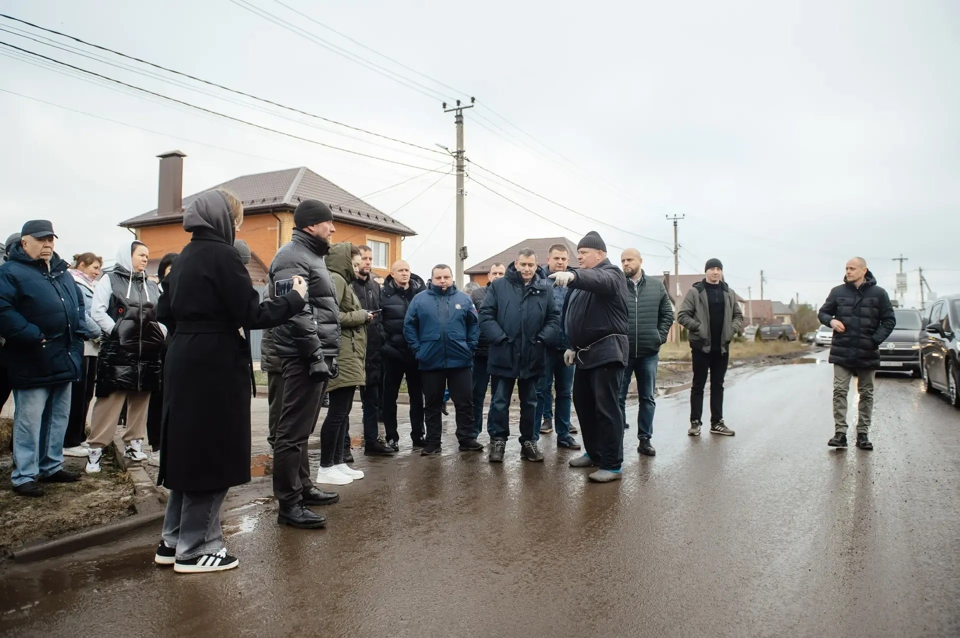 Губернатор Курской области Александр Хинштейн во время объезда посмотрел несколько адресов, где у жителей возникали нарекания на качество ремонта дорог Губернатор Курской области Александр Хинштейн во время объезда посмотрел несколько адресов, где у жителей возникали нарекания на качество ремонта дорог