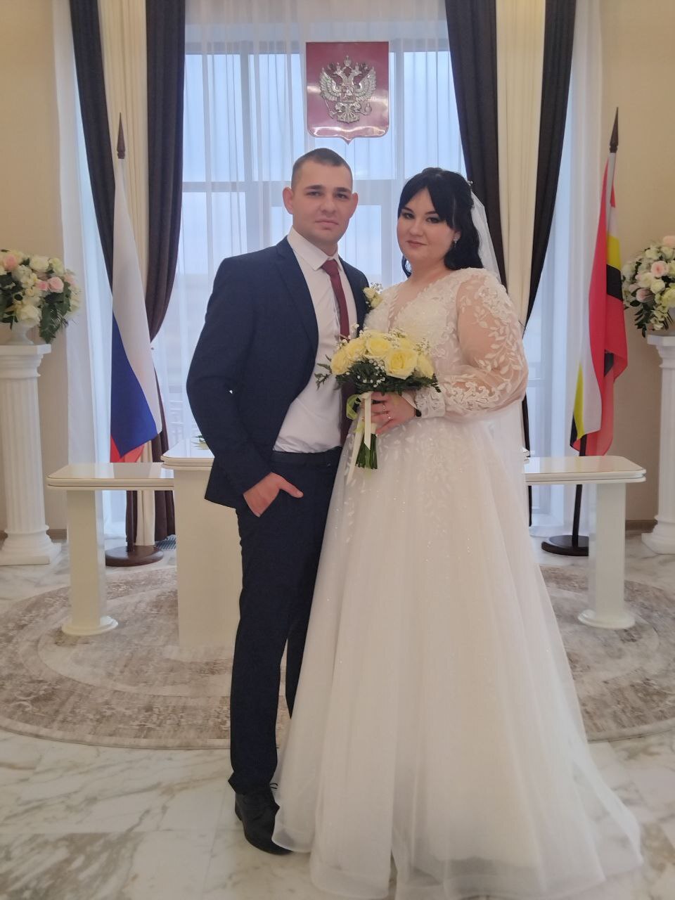 С днем свадьбы, дорогие молодожены.!Пусть Ваши планы и мечты воплощаются в жизнь, пусть семейная жизнь каждый день радует яркими красками, теплом и приятным общением