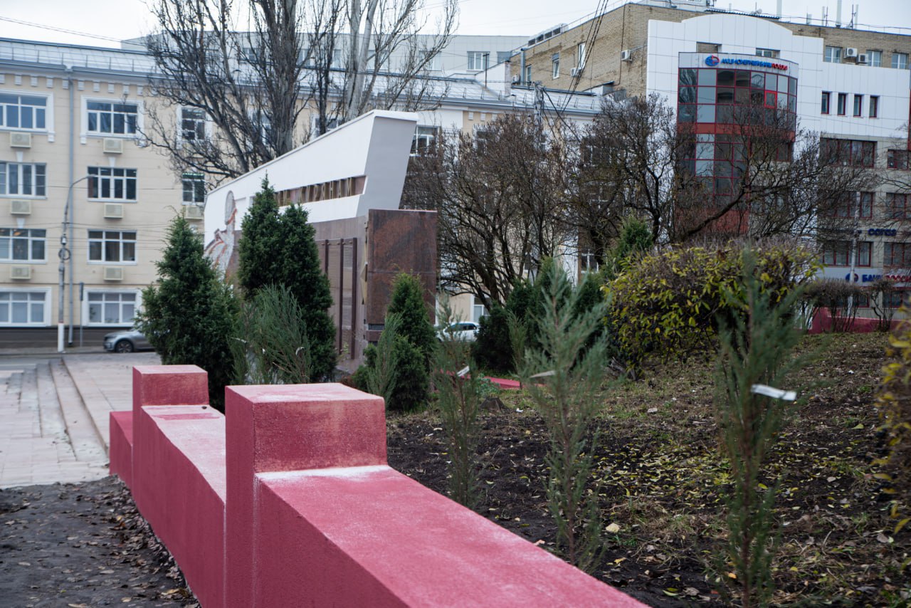 В Курске завершается благоустройство сквера у Главпочтамта В Курске завершается благоустройство сквера у Главпочтамта