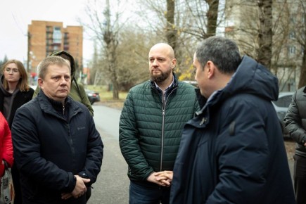 Евгений Маслов: Сегодня во время объезда вместе с губернатором Александром Хинштейном посмотрели несколько адресов, где у жителей возникали нарекания на качество ремонта дорог