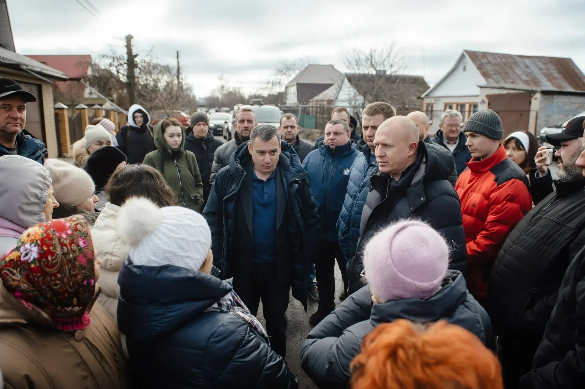 Губернатор Курской области Александр Хинштейн во время объезда посмотрел несколько адресов, где у жителей возникали нарекания на качество ремонта дорог Губернатор Курской области Александр Хинштейн во время объезда посмотрел несколько адресов, где у жителей возникали нарекания на качество ремонта дорог