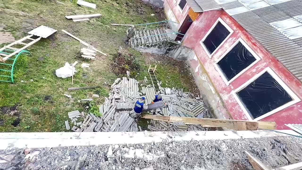 Игорь Кастюкевич: Новую рабочую неделю в волонтерском лагере Единой России «Курский рубеж» начинаем на восстановлении жилых домов и социальных объектов