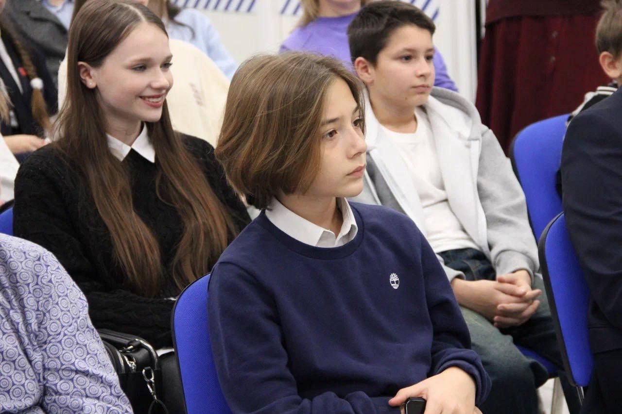 Встреча юных общественников и министра культуры Курской области Алексеем Коноревым состоялась в штабе общественной поддержки «Единой России» в рамках партпроекта «Культура малой родины» Встреча юных общественников и министра культуры Курской области Алексеем Коноревым состоялась в штабе общественной поддержки «Единой России» в рамках партпроекта «Культура малой родины»