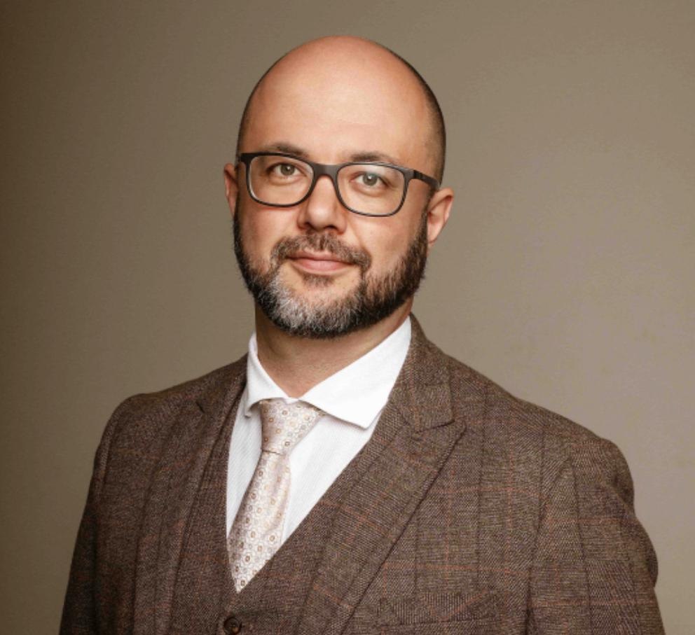 Экс-депутат Максим Васильев, обвиняемый в крупной растрате, публично извинился перед курянами