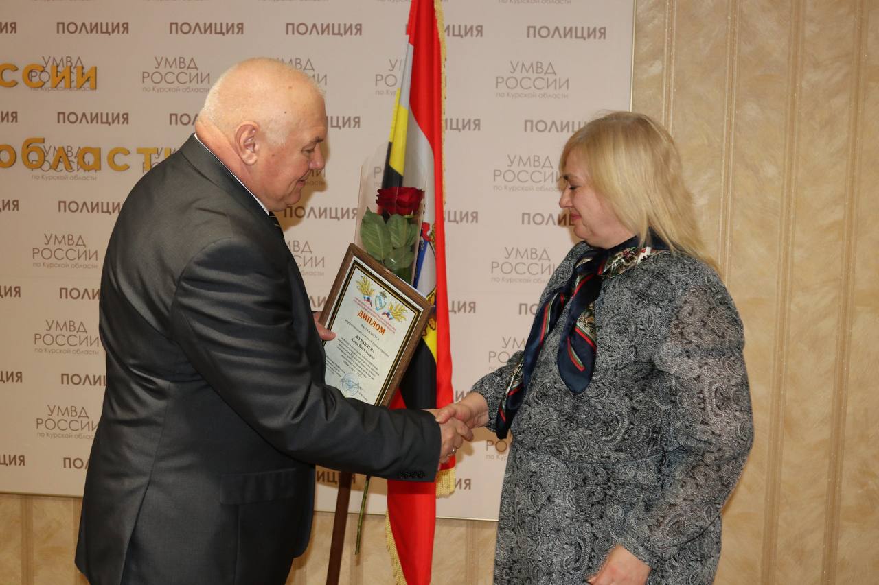 В УМВД России по Курской области наградили победителей областного творческого конкурса журналистских работ «Щит и перо» В УМВД России по Курской области наградили победителей областного творческого конкурса журналистских работ «Щит и перо»