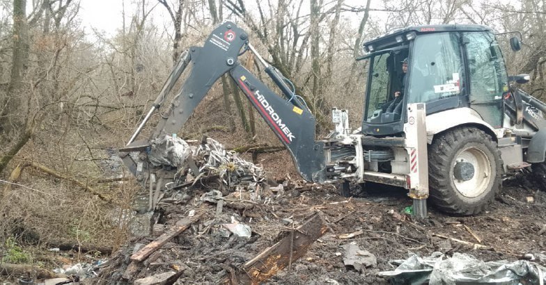 На Полевой улице в Курске ликвидируют незаконную свалку