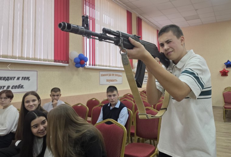 13 ноября в рамках программы начальной военной подготовки для учащихся 8А и 8Б классов Гимназии № 1 г. Курчатова было проведено занятие по тактико-специальной подготовке, организованное военно-патриотическим клубом... 13 ноября в рамках программы начальной военной подготовки для учащихся 8А и 8Б классов Гимназии № 1 г. Курчатова было проведено занятие по тактико-специальной подготовке, организованное военно-патриотическим клубом...