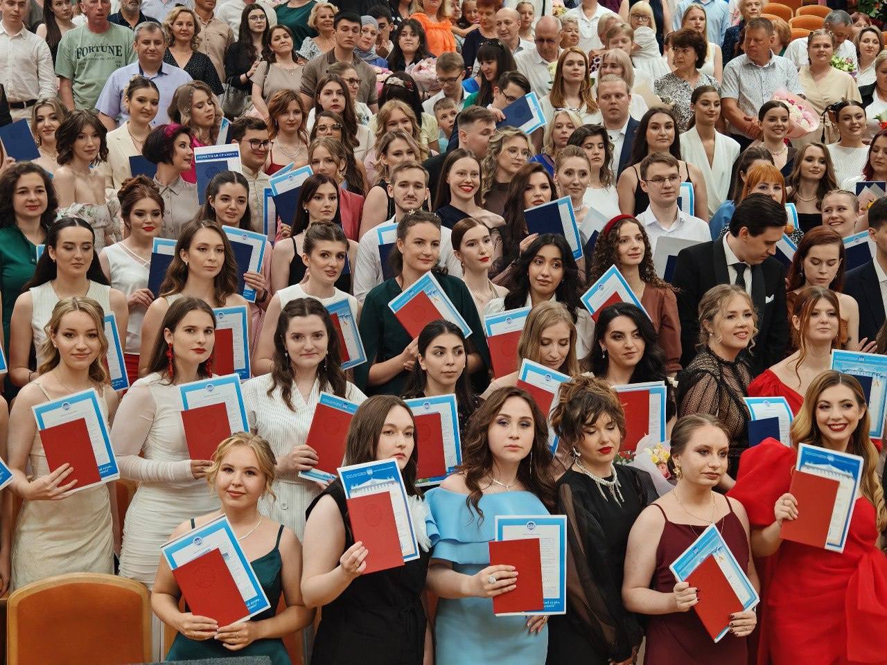 Дорогие студенты, поздравляем вас с Международным днем студентов – праздником, который объединяет молодых людей, стремящихся к знаниям, развитию и новым открытиям, по всему миру!