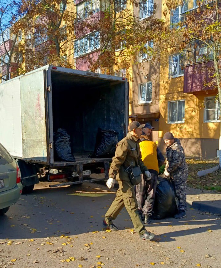 На улицах Менделеева и Черняховского куряне навели порядок На улицах Менделеева и Черняховского куряне навели порядок