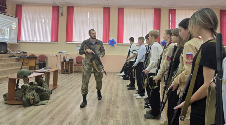 13 ноября в рамках программы начальной военной подготовки для учащихся 8А и 8Б классов Гимназии № 1 г. Курчатова было проведено занятие по тактико-специальной подготовке, организованное военно-патриотическим клубом... 13 ноября в рамках программы начальной военной подготовки для учащихся 8А и 8Б классов Гимназии № 1 г. Курчатова было проведено занятие по тактико-специальной подготовке, организованное военно-патриотическим клубом...