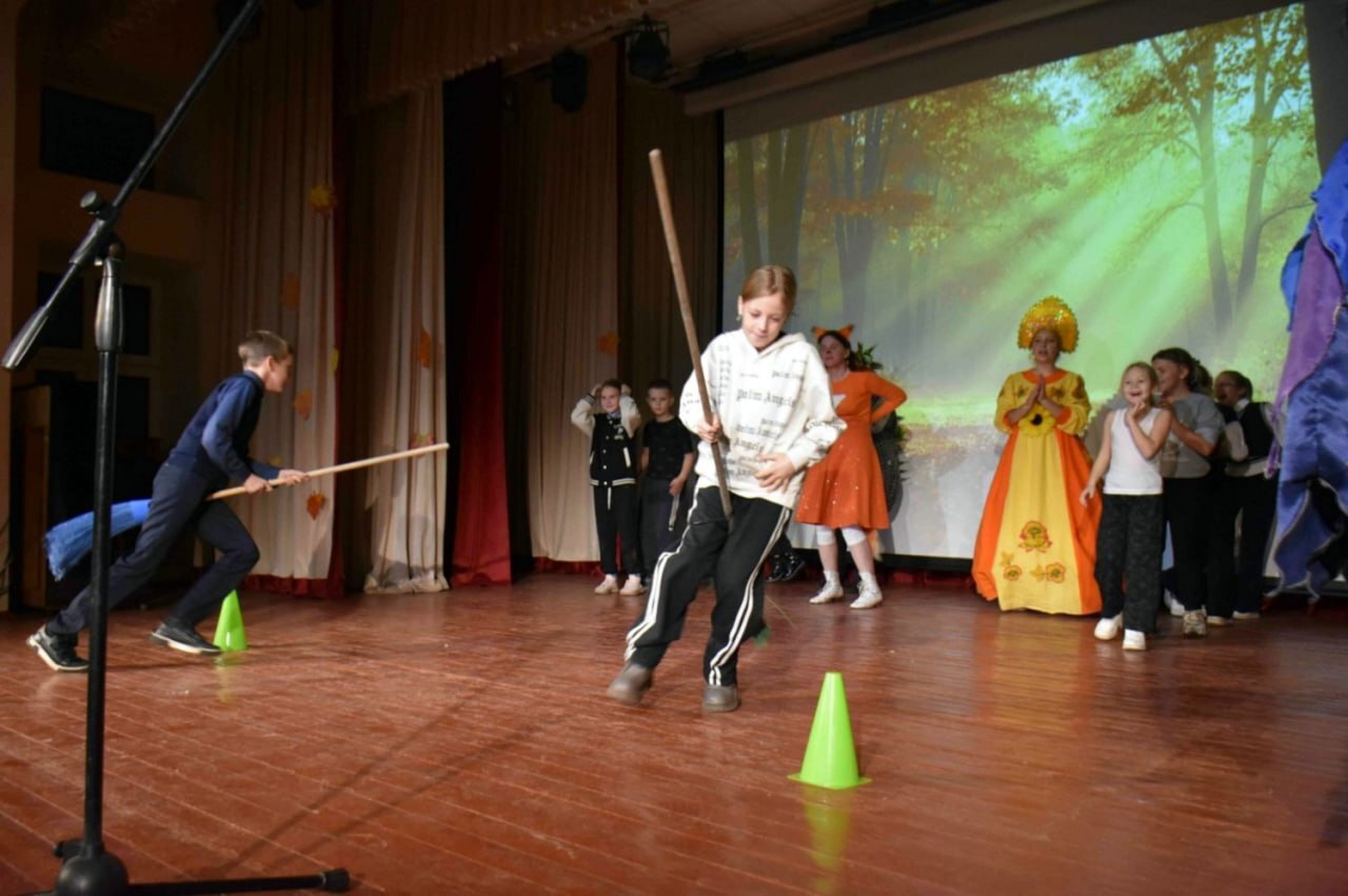 В РДНТ прошёл праздник «Осенние приключения Бабы Яги», в котором приняли участие воспитанники детского сада города Фатежа В РДНТ прошёл праздник «Осенние приключения Бабы Яги», в котором приняли участие воспитанники детского сада города Фатежа