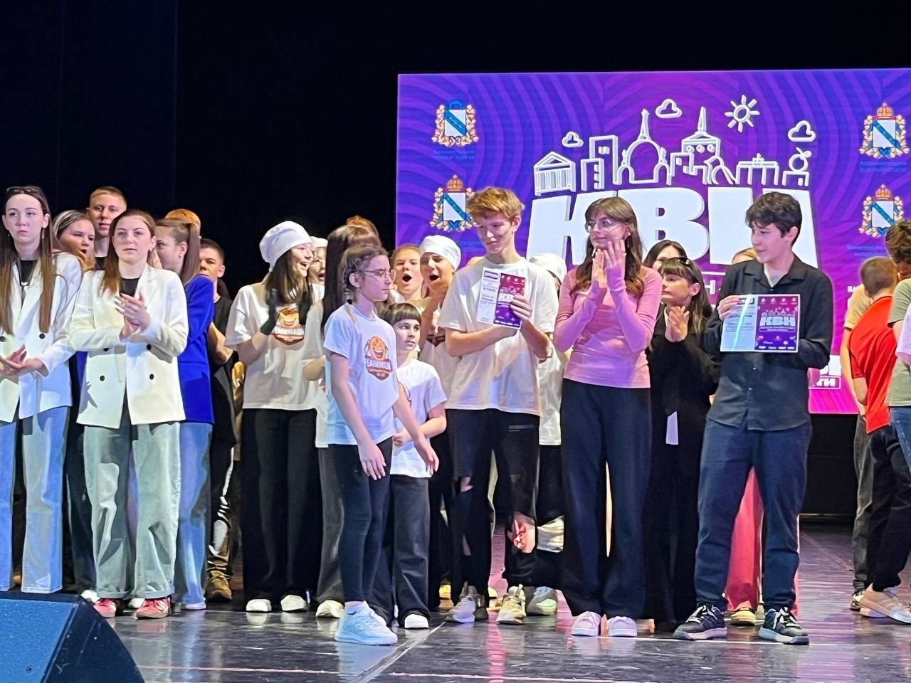 Школьная лига КВН. В Железногорске прошла 3-я отборочная игра Школьной лиги КВН «СТАРТ», в которой команда Школы №1 г.Дмитриева «Розовые в крапинку» приняла активное участие Школьная лига КВН. В Железногорске прошла 3-я отборочная игра Школьной лиги КВН «СТАРТ», в которой команда Школы №1 г.Дмитриева «Розовые в крапинку» приняла активное участие