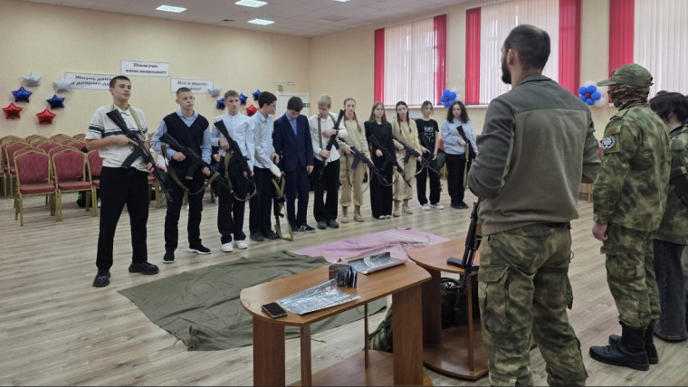 13 ноября в рамках программы начальной военной подготовки для учащихся 8А и 8Б классов Гимназии № 1 г. Курчатова было проведено занятие по тактико-специальной подготовке, организованное военно-патриотическим клубом... 13 ноября в рамках программы начальной военной подготовки для учащихся 8А и 8Б классов Гимназии № 1 г. Курчатова было проведено занятие по тактико-специальной подготовке, организованное военно-патриотическим клубом...