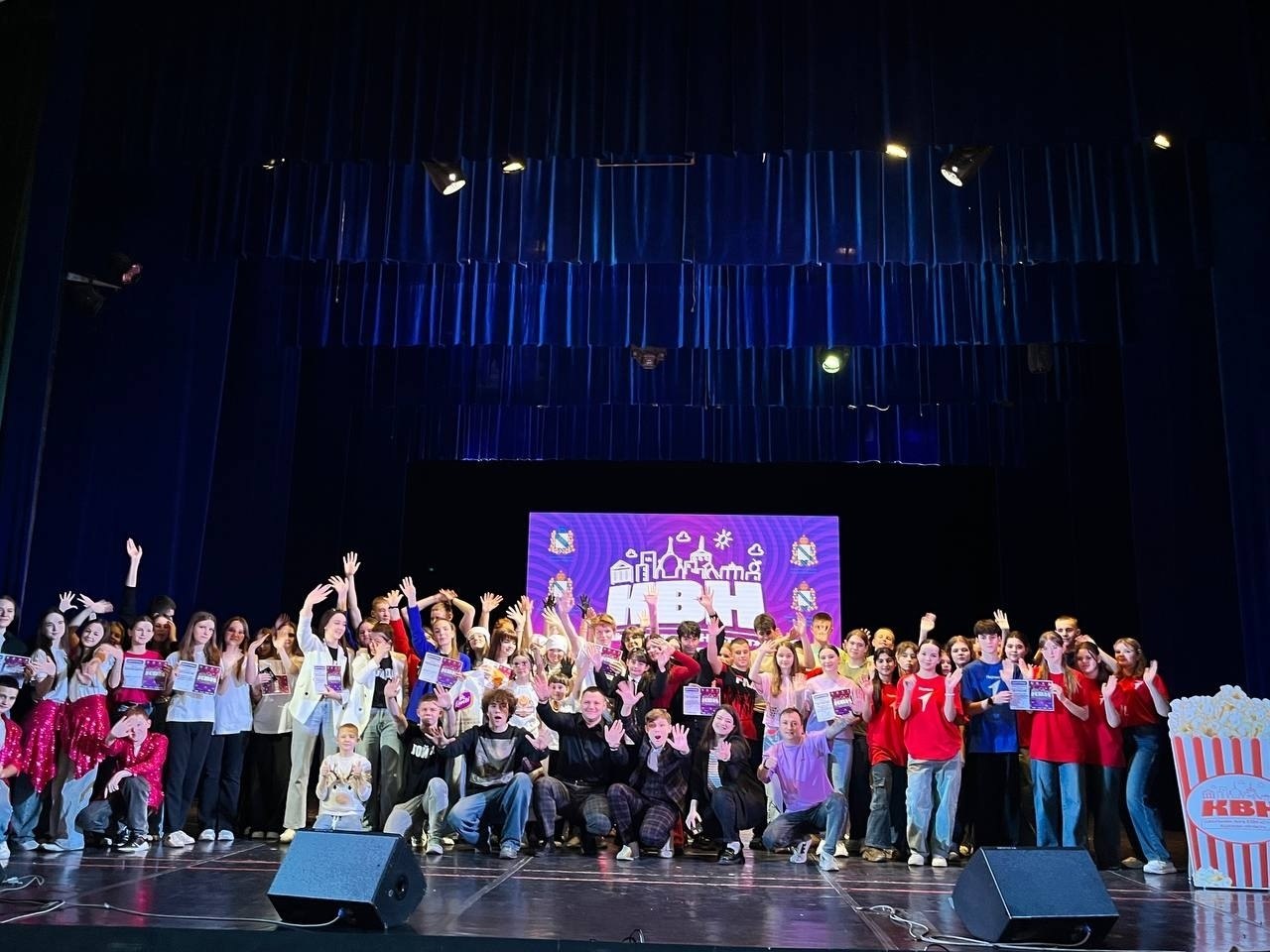 Школьная лига КВН. В Железногорске прошла 3-я отборочная игра Школьной лиги КВН «СТАРТ», в которой команда Школы №1 г.Дмитриева «Розовые в крапинку» приняла активное участие Школьная лига КВН. В Железногорске прошла 3-я отборочная игра Школьной лиги КВН «СТАРТ», в которой команда Школы №1 г.Дмитриева «Розовые в крапинку» приняла активное участие