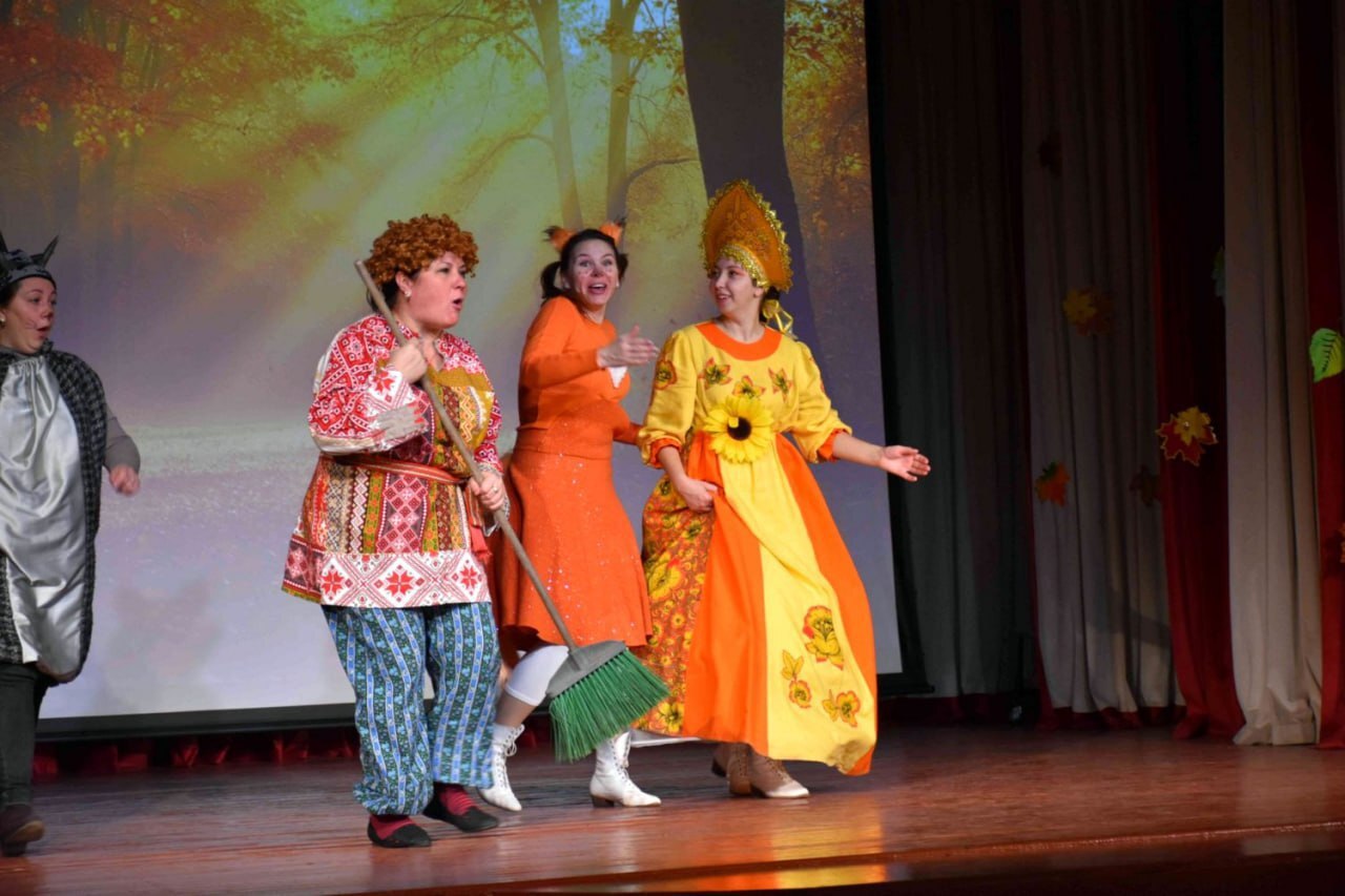 В РДНТ прошёл праздник «Осенние приключения Бабы Яги», в котором приняли участие воспитанники детского сада города Фатежа В РДНТ прошёл праздник «Осенние приключения Бабы Яги», в котором приняли участие воспитанники детского сада города Фатежа