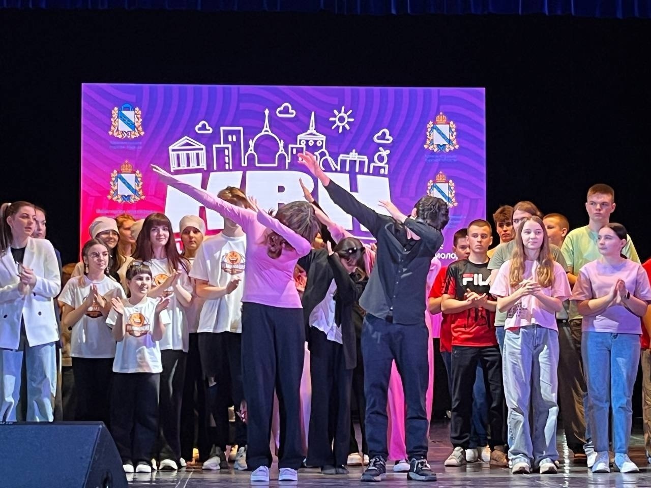 Школьная лига КВН. В Железногорске прошла 3-я отборочная игра Школьной лиги КВН «СТАРТ», в которой команда Школы №1 г.Дмитриева «Розовые в крапинку» приняла активное участие Школьная лига КВН. В Железногорске прошла 3-я отборочная игра Школьной лиги КВН «СТАРТ», в которой команда Школы №1 г.Дмитриева «Розовые в крапинку» приняла активное участие