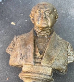 Пострадавший бюст Михаила Щепкина нашли в Суджанском районе