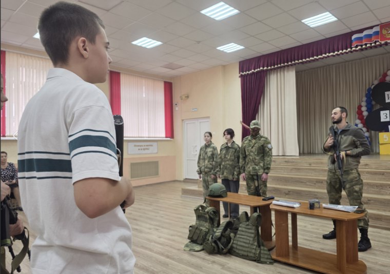 13 ноября в рамках программы начальной военной подготовки для учащихся 8А и 8Б классов Гимназии № 1 г. Курчатова было проведено занятие по тактико-специальной подготовке, организованное военно-патриотическим клубом... 13 ноября в рамках программы начальной военной подготовки для учащихся 8А и 8Б классов Гимназии № 1 г. Курчатова было проведено занятие по тактико-специальной подготовке, организованное военно-патриотическим клубом...