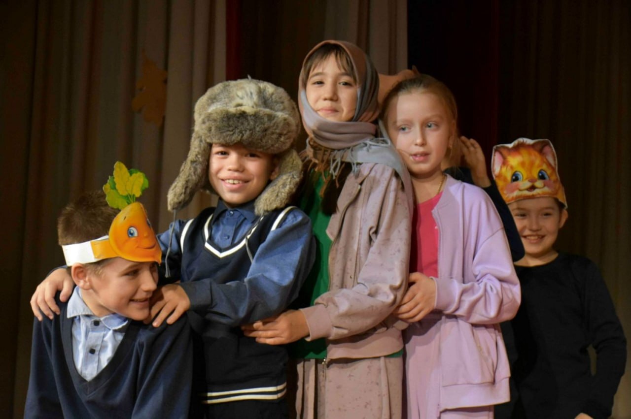 В РДНТ прошёл праздник «Осенние приключения Бабы Яги», в котором приняли участие воспитанники детского сада города Фатежа В РДНТ прошёл праздник «Осенние приключения Бабы Яги», в котором приняли участие воспитанники детского сада города Фатежа