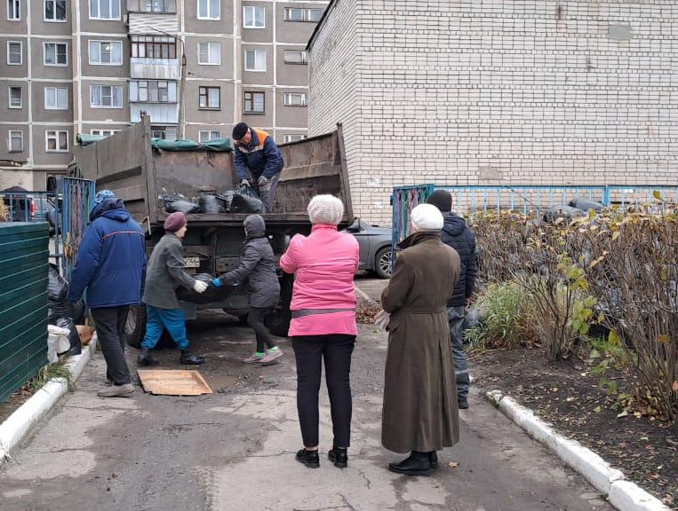 На улицах Менделеева и Черняховского куряне навели порядок На улицах Менделеева и Черняховского куряне навели порядок
