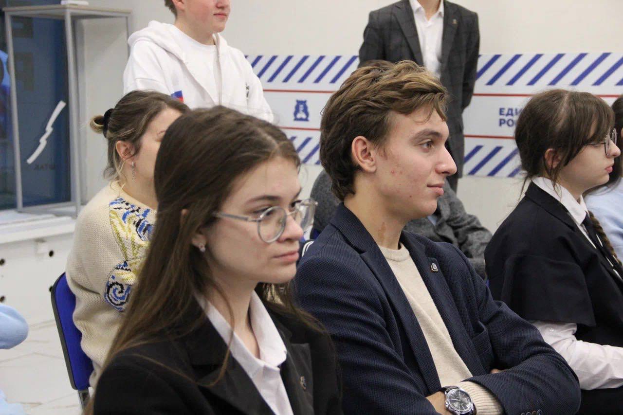 Встреча юных общественников и министра культуры Курской области Алексеем Коноревым состоялась в штабе общественной поддержки «Единой России» в рамках партпроекта «Культура малой родины» Встреча юных общественников и министра культуры Курской области Алексеем Коноревым состоялась в штабе общественной поддержки «Единой России» в рамках партпроекта «Культура малой родины»