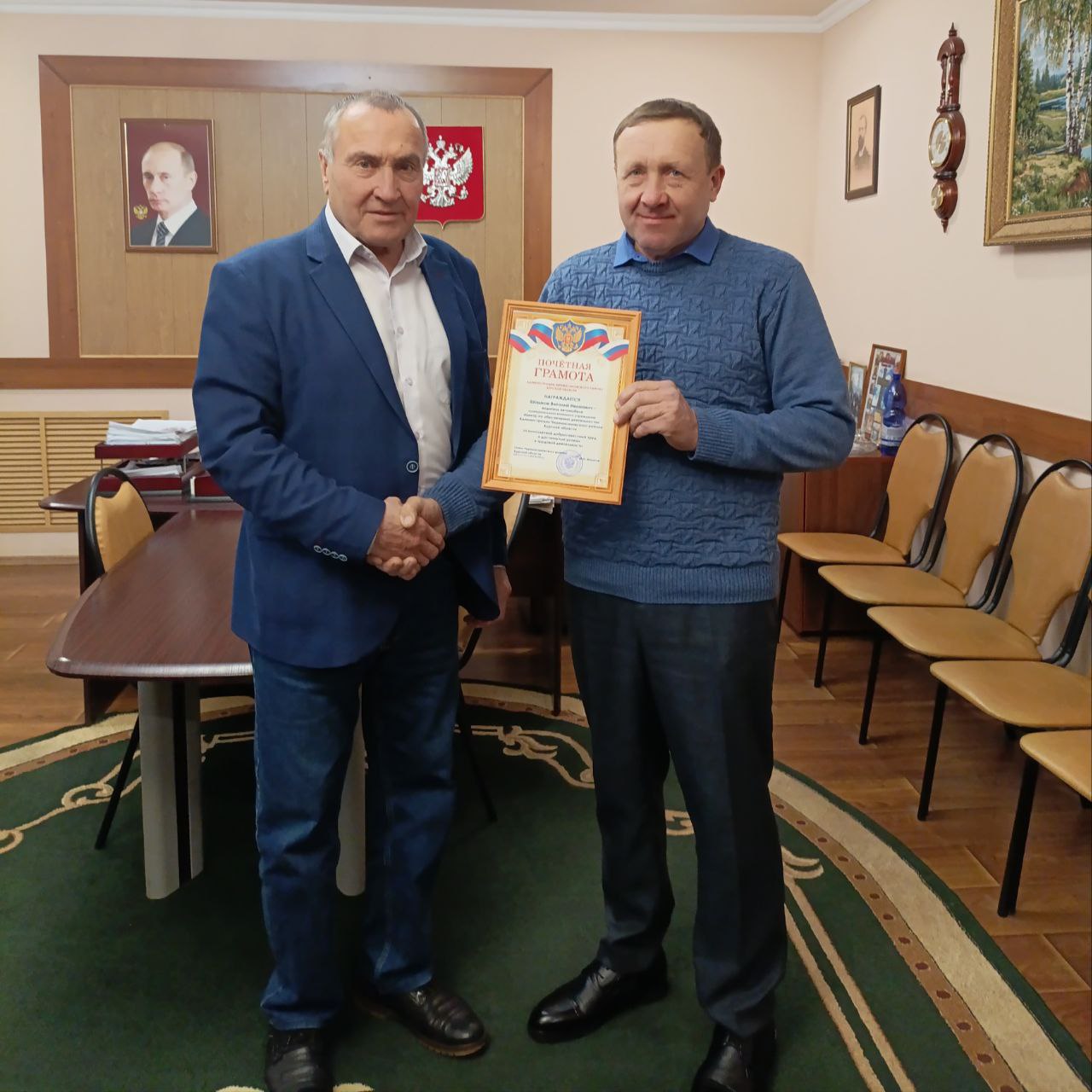 Михаил Игнатов: Неделя началась с приятного события: за многолетний добросовестный труд и достигнутые успехи в трудовой деятельности вручил Почетную грамоту Администрации Черемисиновского района Шашкову Виталию Ивановичу –...