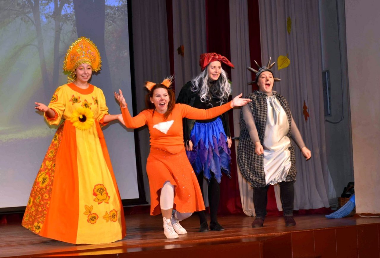 В РДНТ прошёл праздник «Осенние приключения Бабы Яги», в котором приняли участие воспитанники детского сада города Фатежа