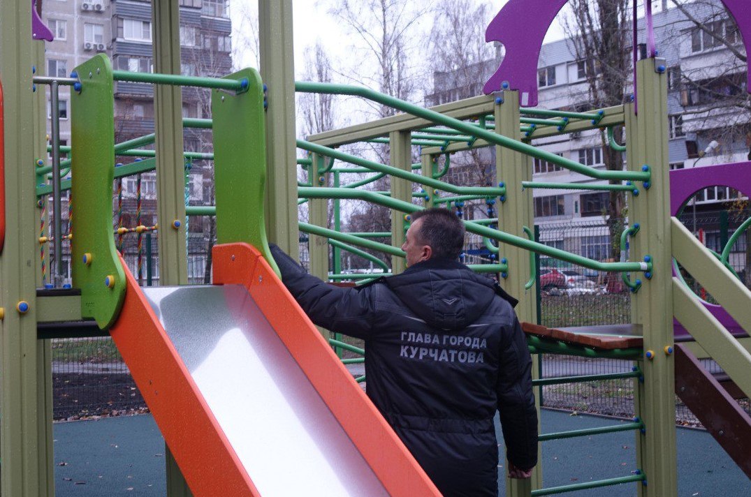 Игорь Корпунков: Сегодня осмотрели детские площадки, установленные в Курчатове в этом году Игорь Корпунков: Сегодня осмотрели детские площадки, установленные в Курчатове в этом году
