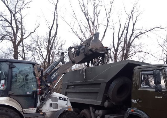 На Полевой улице в Курске ликвидируют незаконную свалку На Полевой улице в Курске ликвидируют незаконную свалку