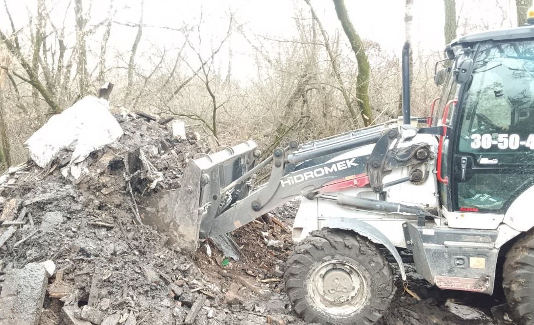 Подрядчик начал ликвидировать незаконную свалку на улице Полевой по муниципальному контракту Подрядчик начал ликвидировать незаконную свалку на улице Полевой по муниципальному контракту