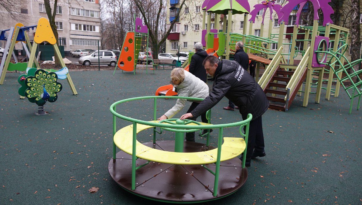 Игорь Корпунков: Сегодня осмотрели детские площадки, установленные в Курчатове в этом году Игорь Корпунков: Сегодня осмотрели детские площадки, установленные в Курчатове в этом году
