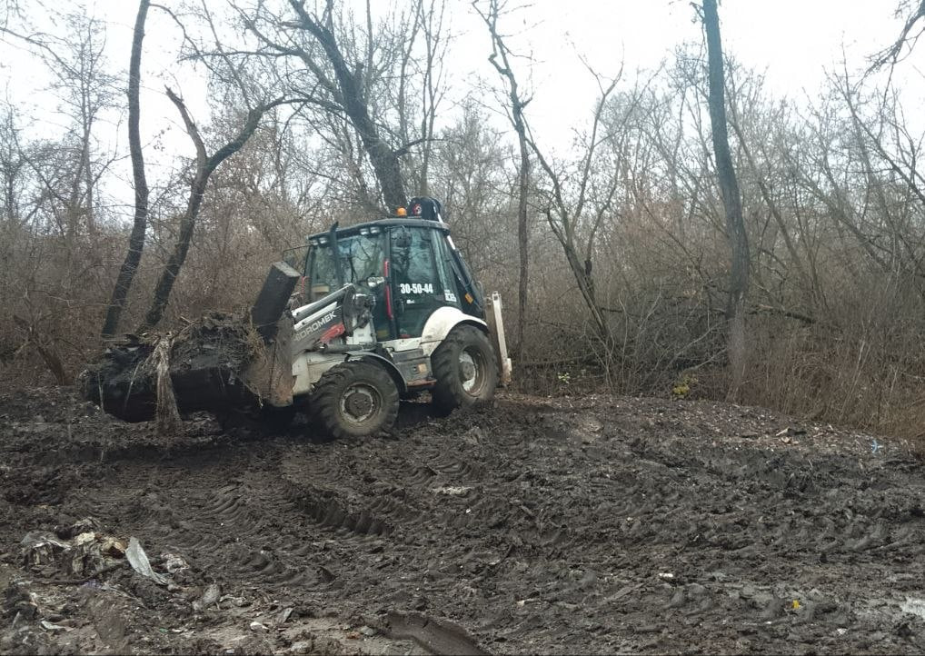На Полевой улице в Курске ликвидируют незаконную свалку На Полевой улице в Курске ликвидируют незаконную свалку