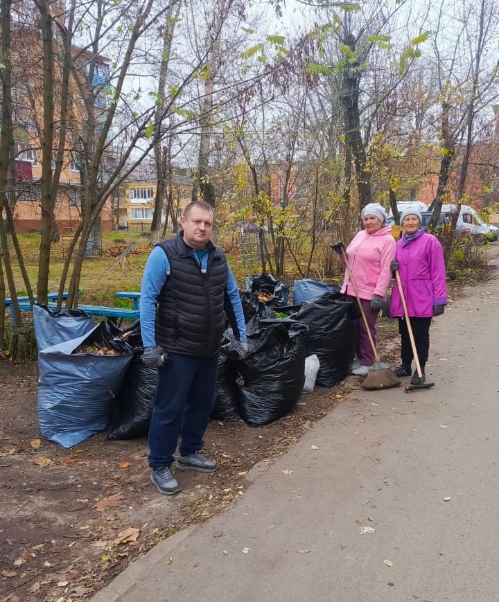 На улицах Менделеева и Черняховского куряне навели порядок На улицах Менделеева и Черняховского куряне навели порядок