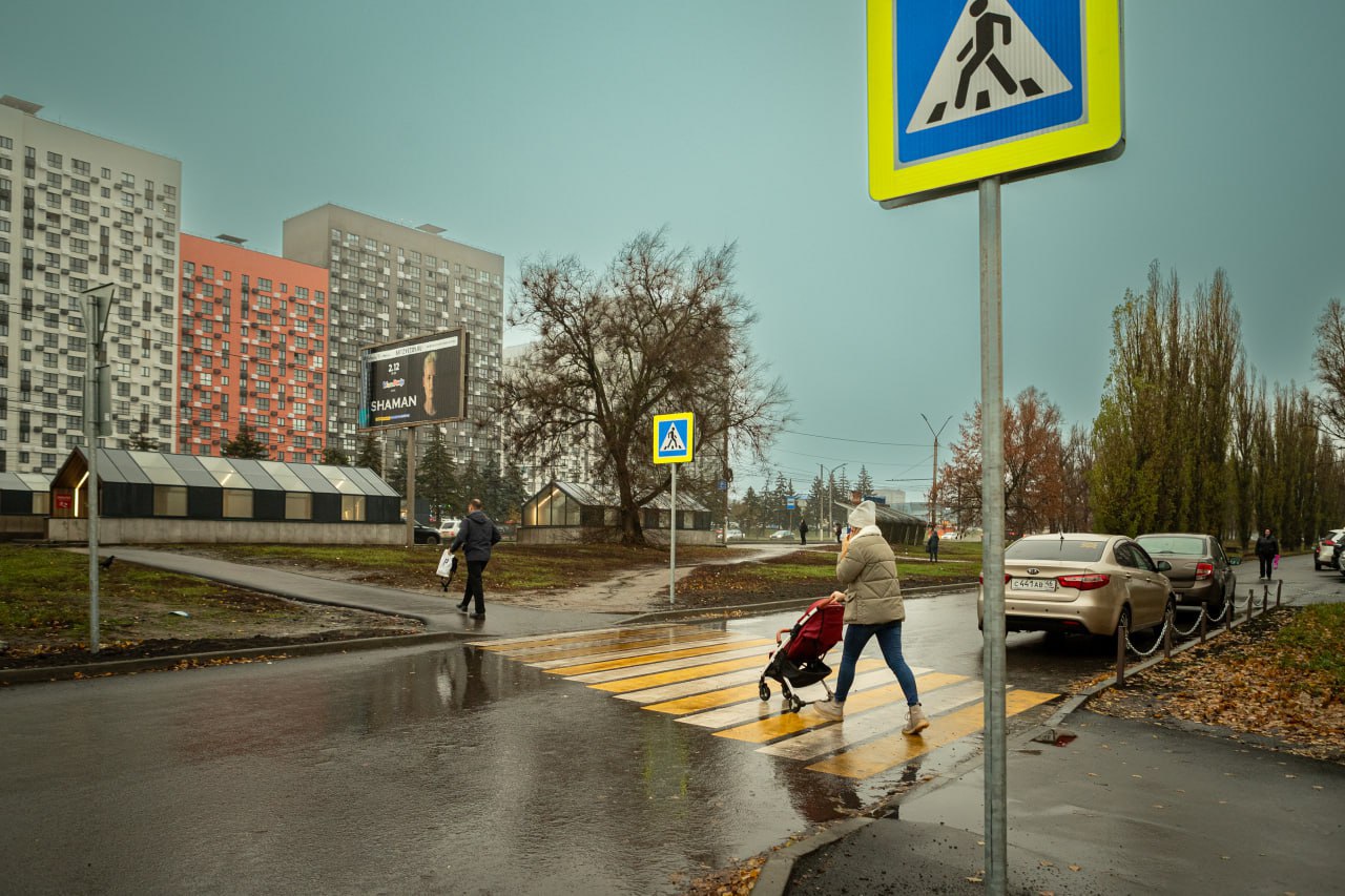 В Курске на улице Энгельса появился новый пешеходный переход для жителей густонаселённого района