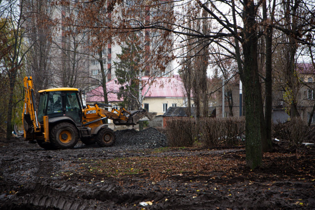 Сквер на Интернациональной благоустраивают с учётом пожеланий курян Сквер на Интернациональной благоустраивают с учётом пожеланий курян