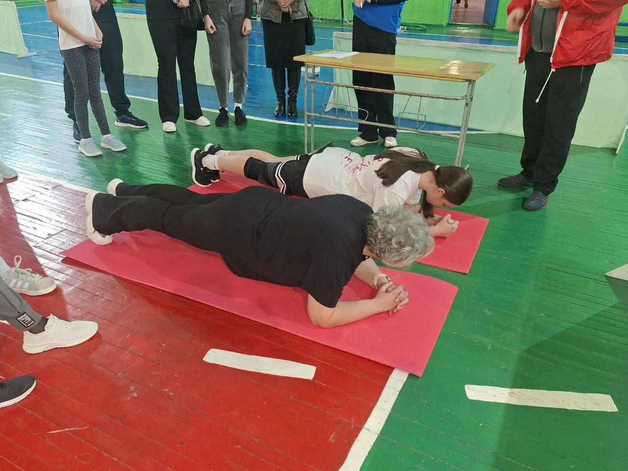 Сергей Черников: Друзья, сегодня на базе школы №3 встретились 12 семей города и района, чтобы принять участие в муниципальном этапе спортивного семейного фестиваля «Семья Первых», организованного местным отделением... Сергей Черников: Друзья, сегодня на базе школы №3 встретились 12 семей города и района, чтобы принять участие в муниципальном этапе спортивного семейного фестиваля «Семья Первых», организованного местным отделением...