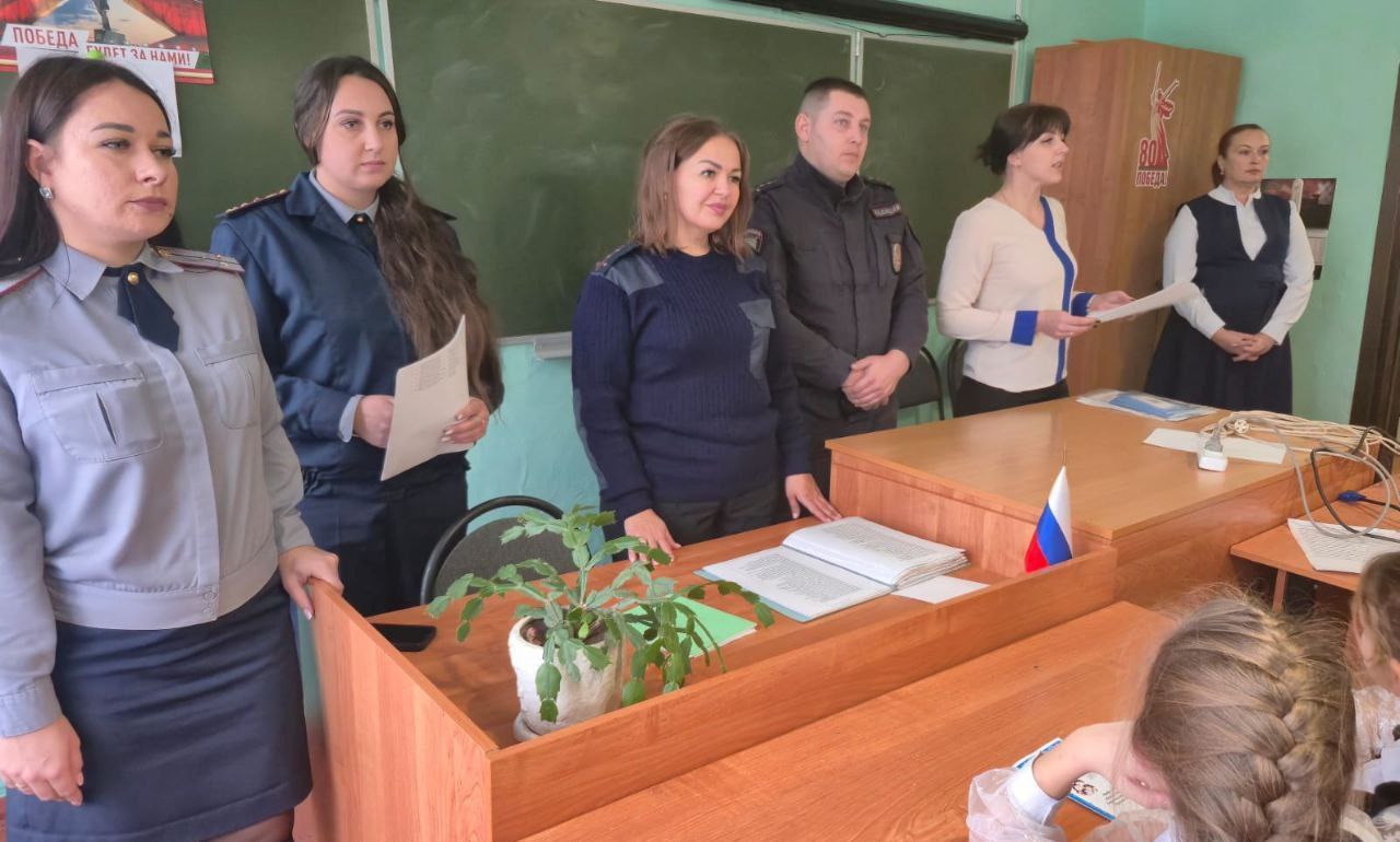 Андрей Амерев: В преддверии Дня правовой помощи детям, который проводится 20 ноября, начальник отдела ЗАГС Елена Дуракова, совместно с инспектором ПДН Ольгой Махортых, а также испектором ФСИН Юлией Осиповой, провели ряд... Андрей Амерев: В преддверии Дня правовой помощи детям, который проводится 20 ноября, начальник отдела ЗАГС Елена Дуракова, совместно с инспектором ПДН Ольгой Махортых, а также испектором ФСИН Юлией Осиповой, провели ряд...