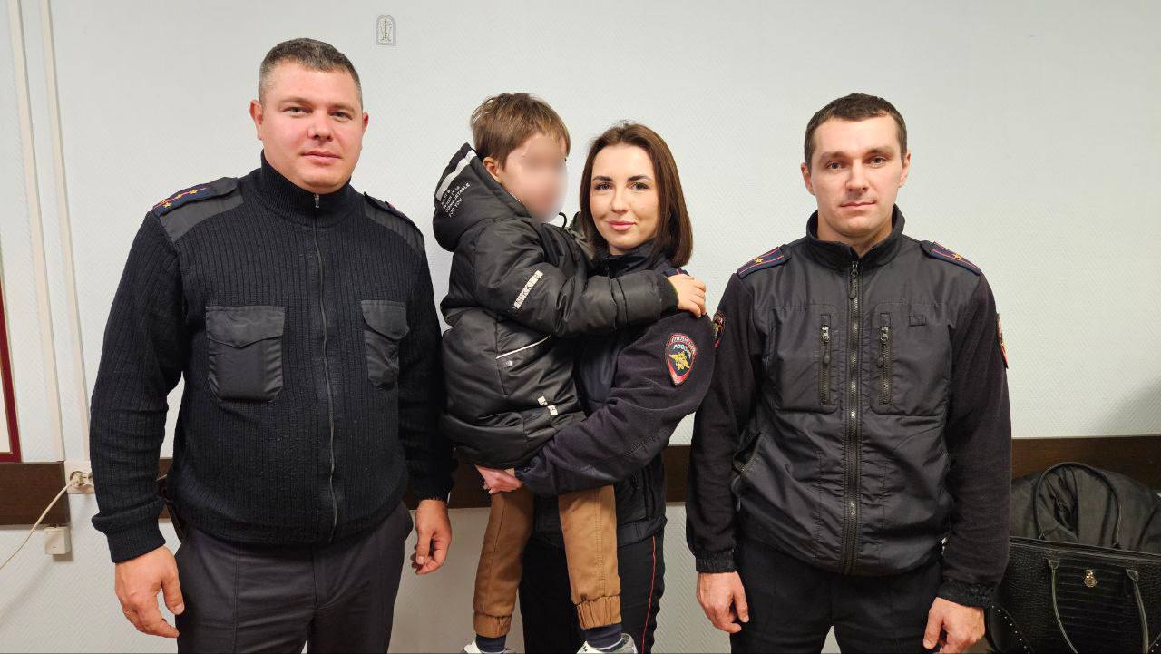 В Курске сотрудники полиции спасли из огня мужчину с маленьким ребёнком