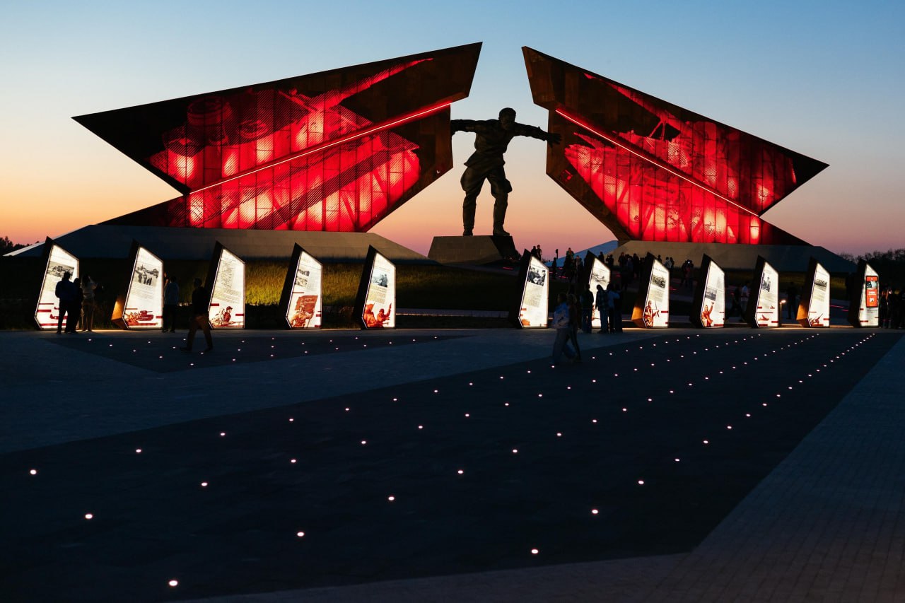 С сегодняшнего дня и в течение зимнего времени подсветка на мемориале «Курская битва» в Понырях будет работать с 18:00 до 22:30