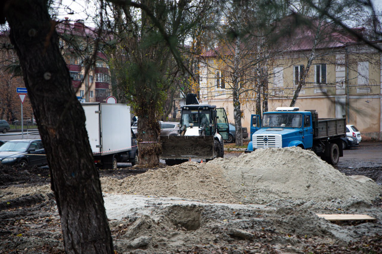 Сквер на Интернациональной благоустраивают с учётом пожеланий курян Сквер на Интернациональной благоустраивают с учётом пожеланий курян