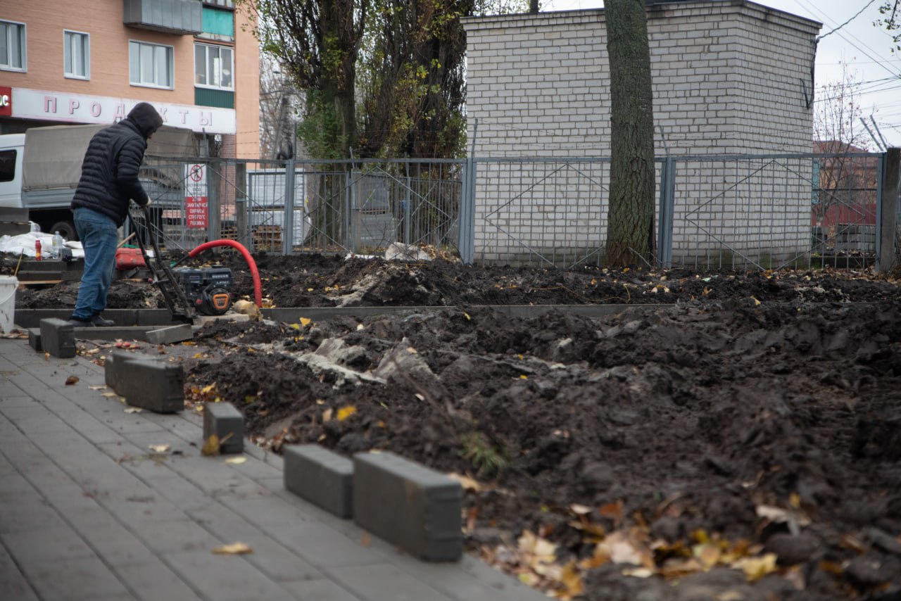 Сквер на Интернациональной благоустраивают с учётом пожеланий курян Сквер на Интернациональной благоустраивают с учётом пожеланий курян