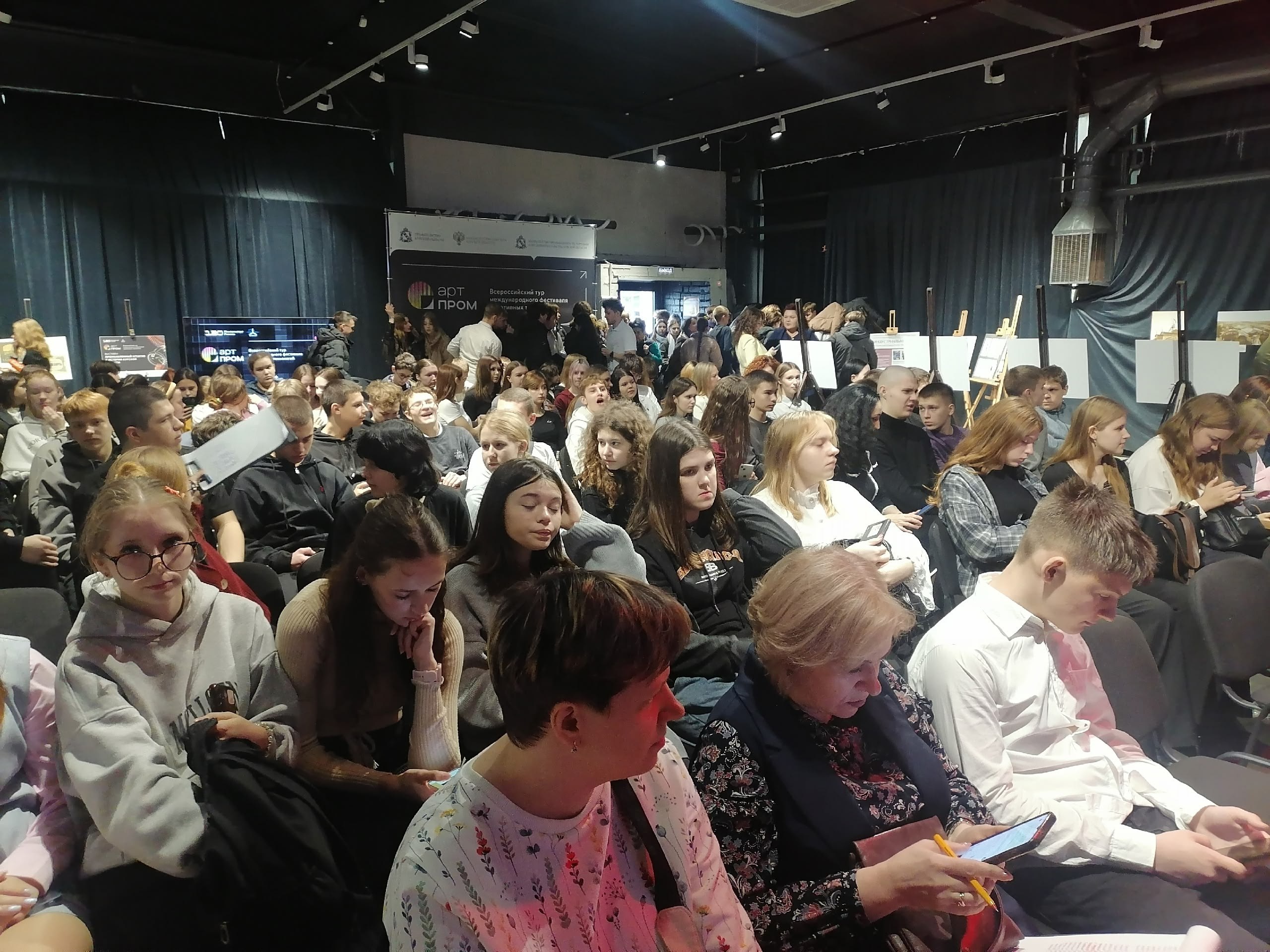 В креативном кластере «Поток» открылась выставка проекта «Индустриальный арт» В креативном кластере «Поток» открылась выставка проекта «Индустриальный арт»