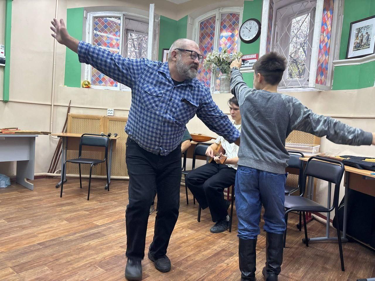 Фольклорный ансамбль «Веретенце» из Москвы с радостью встретился с плеховцами — бабушкой Маней и дядей Володей Фольклорный ансамбль «Веретенце» из Москвы с радостью встретился с плеховцами — бабушкой Маней и дядей Володей