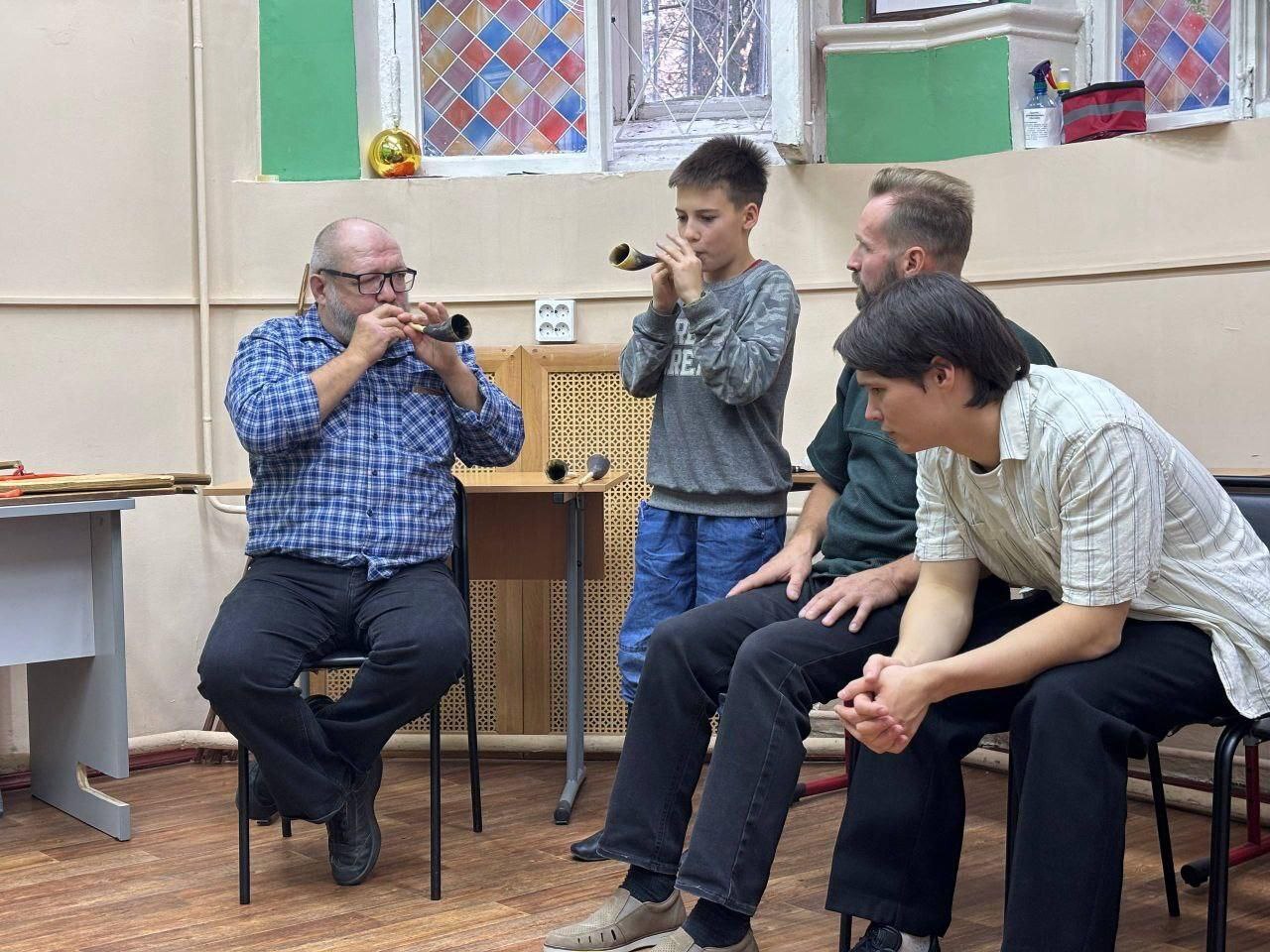 Фольклорный ансамбль «Веретенце» из Москвы с радостью встретился с плеховцами — бабушкой Маней и дядей Володей Фольклорный ансамбль «Веретенце» из Москвы с радостью встретился с плеховцами — бабушкой Маней и дядей Володей