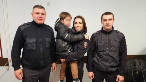 В Курске трое участковых уполномоченных полиции помогли спасти ребенка с отцом из квартиры, где начинался пожар