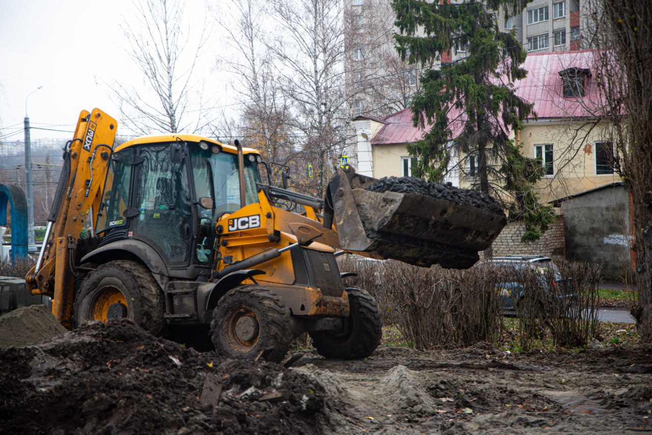 Сквер на Интернациональной благоустраивают с учётом пожеланий курян Сквер на Интернациональной благоустраивают с учётом пожеланий курян