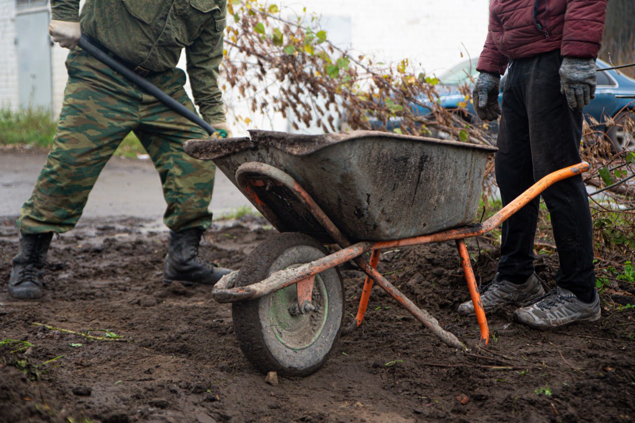 В Центральном округе Курска продолжается обустройство новой остановки на пересечении улиц Интернациональной и Дубровинского